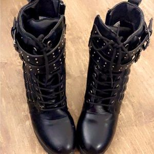 Black side zip up heeled boots